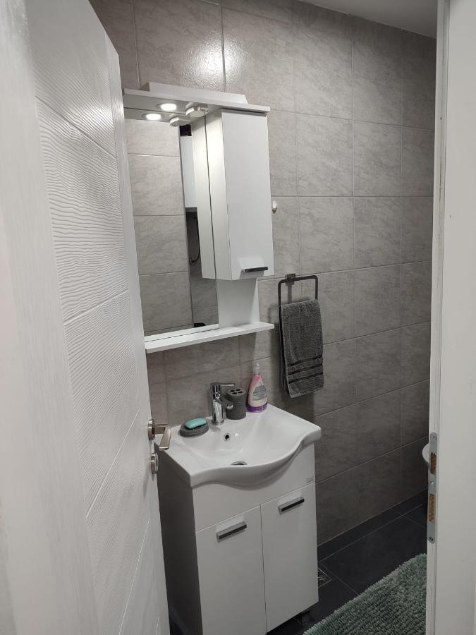 Stan Na Dan Elena Apartment Lukavica Ngoại thất bức ảnh